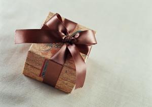 大人っぽく見せたいならグレーのカラコン